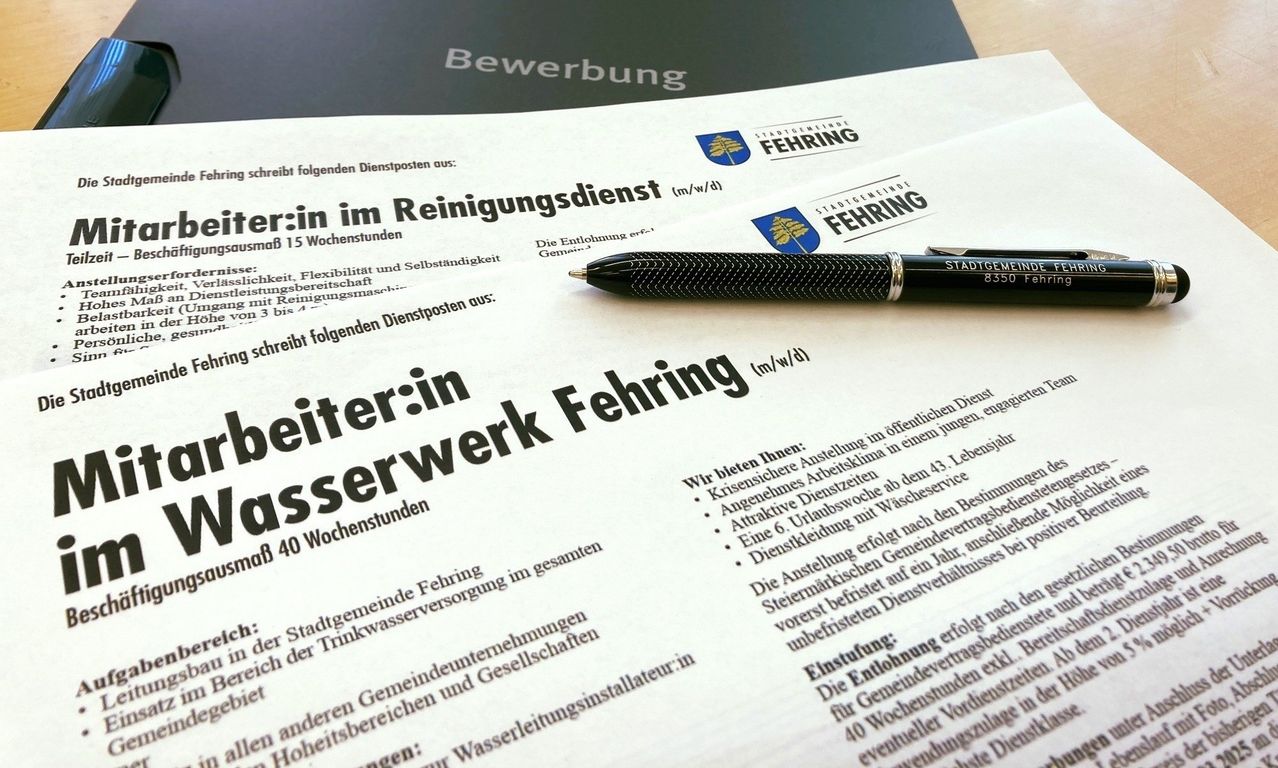 Ein Bewerbungsschreiben für den Reinigungsdienst liegt auf einem Schreibtisch. Es ist ein Brief für die Stadtgemeinde Ferhing, mit einem Stift darauf. Der Text enthält Jobdetails, Vorteile und Zulassungskriterien.