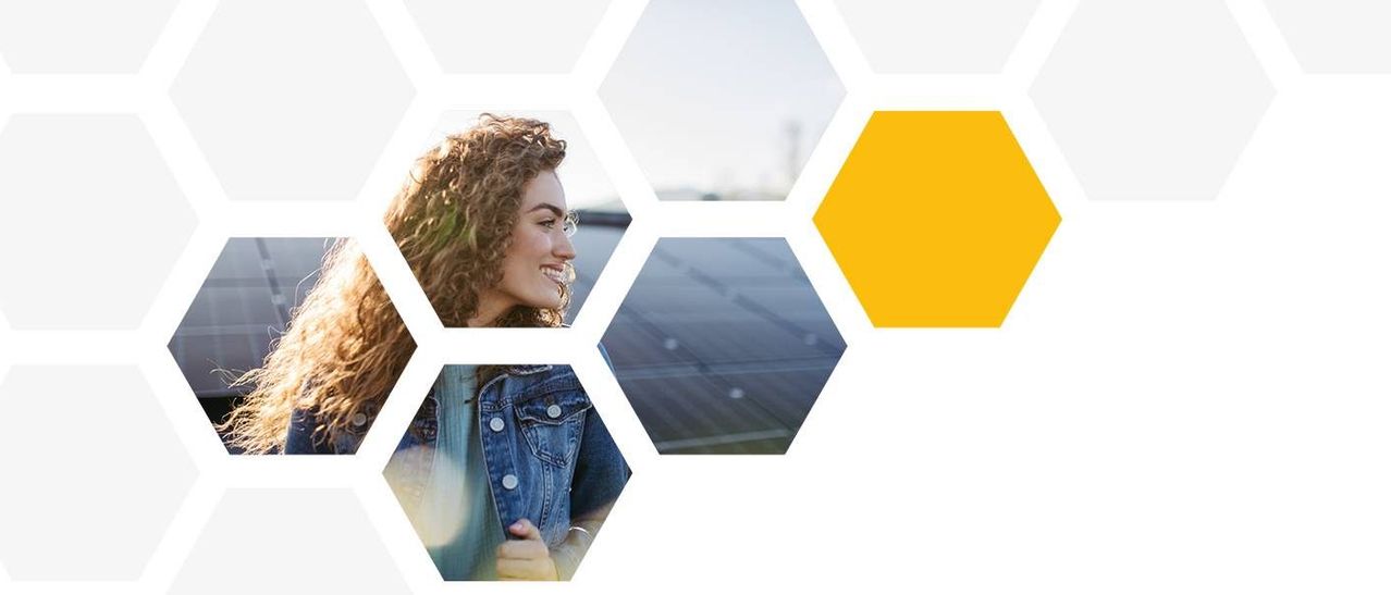 Eine Frau mit lockigem Haar in einer Jeansjacke lächelt vor einem Hintergrund aus Hexagonen und Solarmodulen.