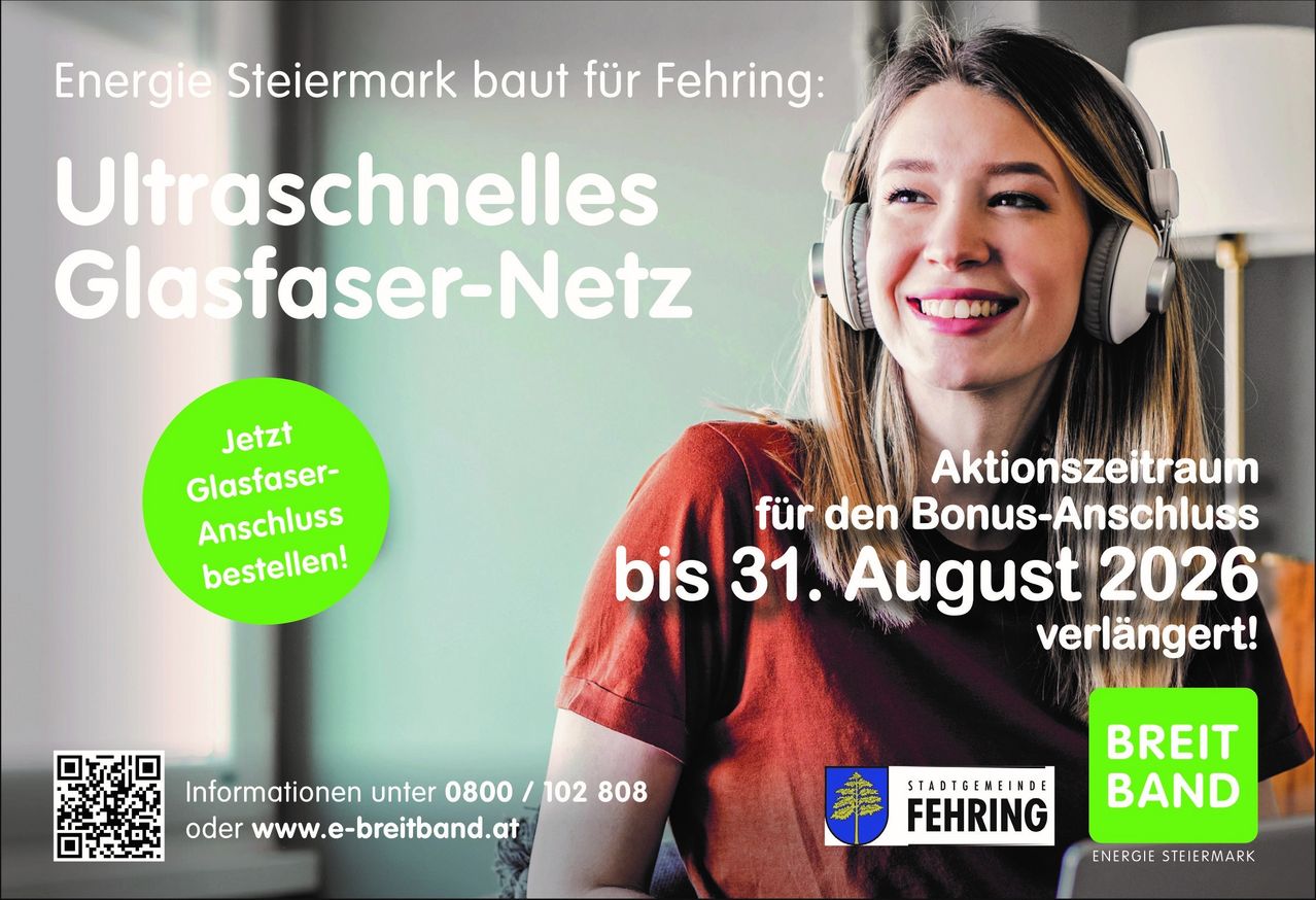 Eine lächelnde Frau mit Kopfhörern und einem roten Shirt ist in einer Werbung für ein schnelles Glasfasernetz in der Steiermark zu sehen. Die Anzeige animiert zum Bestellen eines Glasfaseranschlusses mit Bonus bis zum 31. August.