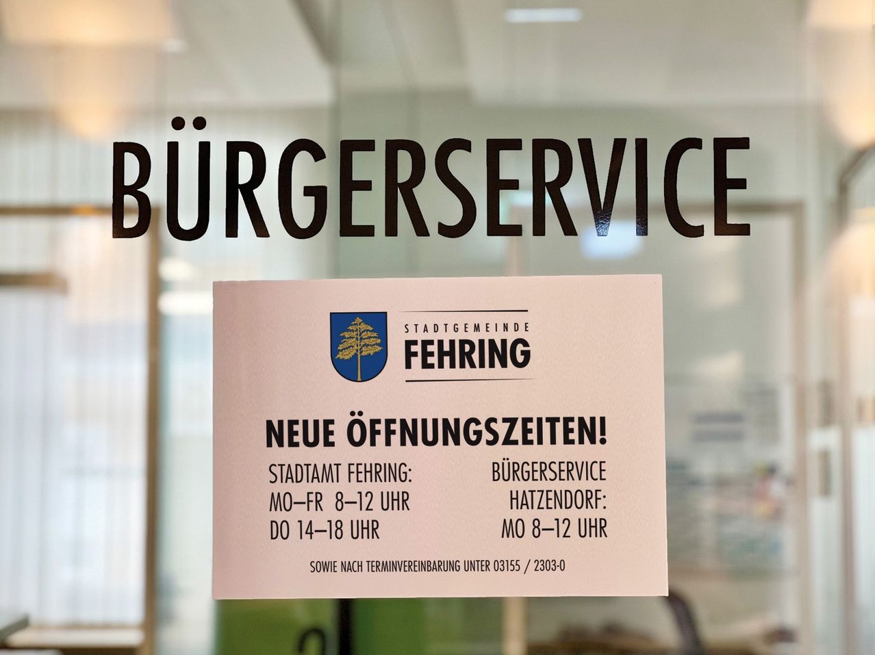 Ein Schild an einer Glastür zeigt neue Öffnungszeiten für die Stadt Fehring. Das Rathaus ist montags bis freitags von 8-12 und 14-18 Uhr und in Hatzendorf von 8-12 Uhr geöffnet.