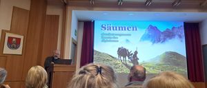 Bild enthält, Crowd, Person, People, Audience, Adult, Male, Man, Female, Woman, Laptop