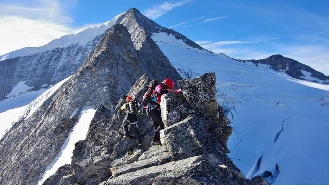 Bild enthält, Mountain, Mountain Range, Nature, Outdoors, Peak, Hiking, Leisure Activities, Person, Helmet, Bag