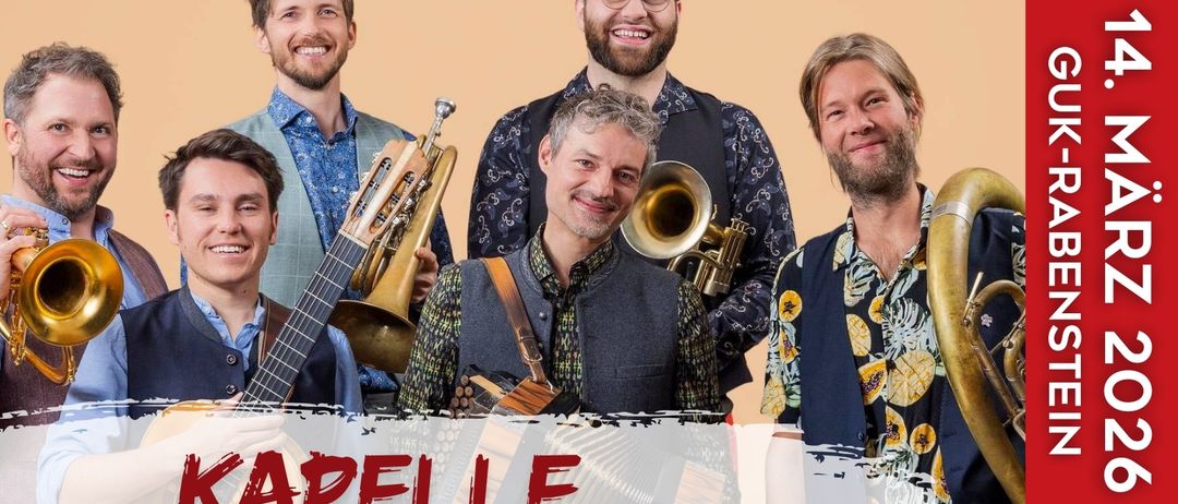 Eine Gruppe von Musikern lächelt und posiert für ein Foto. Sie halten Musikinstrumente, darunter Trompeten und ein Akkordeon. Der Text 'KAPELLE SO & SO' ist in Rot auf einem weißen Hintergrund geschrieben.