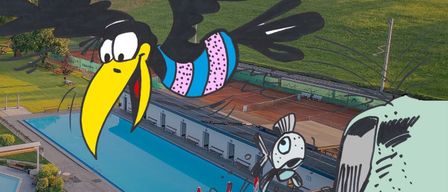 Eine Cartoon-Abbildung eines Vogels, der über einem Schwimmbecken fliegt, wobei ein Fisch ins Wasser fällt. Unten steht der Text 'Kabinenraümung'.