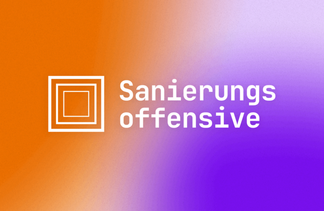 Das Logo für Sanierungs offensive wird auf einem orangefarbenen und lilafarbenen Gradientenhintergrund angezeigt. Das Logo zeigt ein weißes Quadrat mit einem orangefarbenen Quadrat darin.