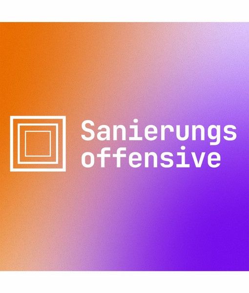 Ein Farbverlaufs-Hintergrund von Orange zu Lila mit einem weißen quadratischen Logo auf der linken Seite und dem Text 'Sanierungs offensive' in weißer Schrift.