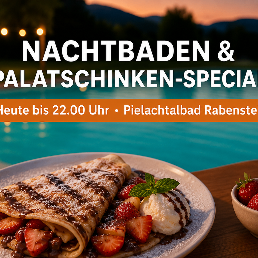 Ein Teller mit Crepes, Erdbeeren und Eiscreme, mit Schokoladensauce überzogen, auf einem Holztisch mit einem Schwimmbad im Hintergrund.