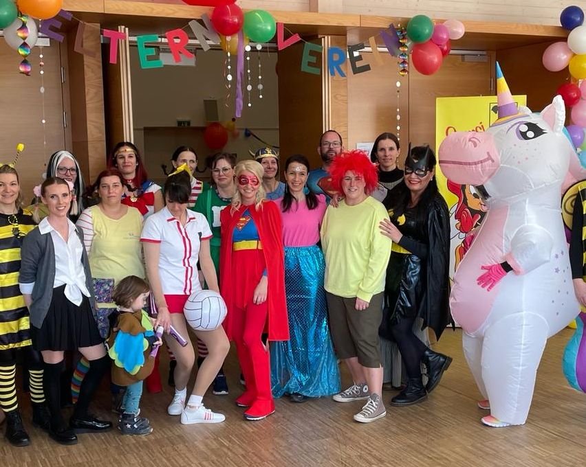 Bild enthält, People, Person, Fun, Party, Baton, Volleyball (Ball), Balloon, Jeans, Adult, Man