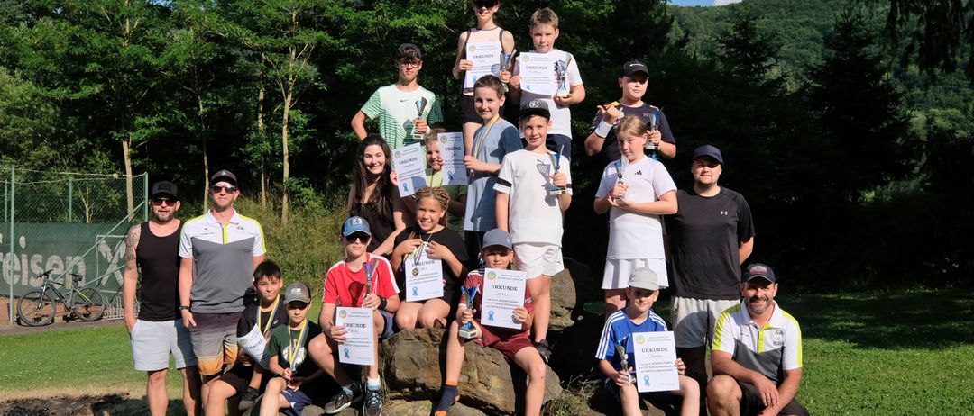 Bild enthält, Shorts, People, Person, T-Shirt, Grass, Park, Tree, Adult, Male, Man