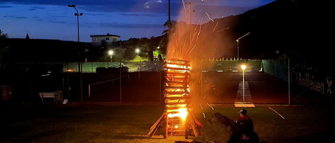 Bild enthält, Fire, Flame, Outdoors, Nature, Person, Lightning, Storm, Thunderstorm