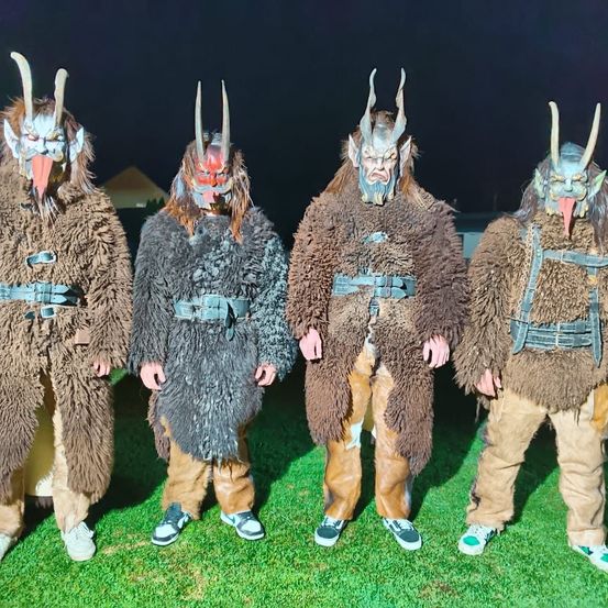 Bild enthält, Clothing, Costume, Person, Grass, Plant, Coat, People