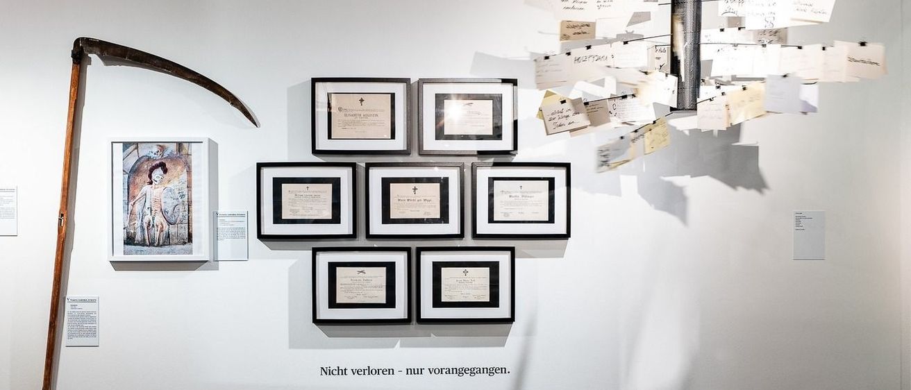 Bild enthält, Art, Indoors, Interior Design, Desk, Furniture, Table, Painting, Art Gallery, Sword, Weapon