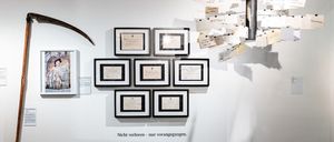 Bild enthält, Art, Indoors, Interior Design, Desk, Furniture, Table, Painting, Art Gallery, Sword, Weapon