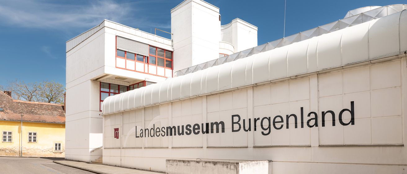 Bild enthält, Architecture, Building, Office Building, Convention Center, Terminal, School