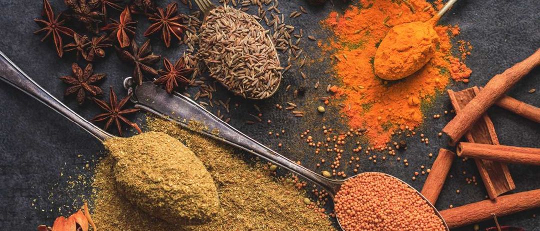 Bild enthält, Food, Cutlery, Spoon, Spice, Cardamom, Device, Shovel, Tool