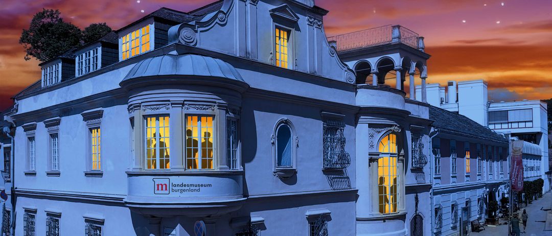 Bild enthält, City, Urban, Handbag, Person, Shelter, Villa, Night, Bench, Street, Shoe