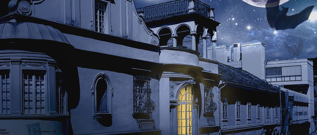 Bild enthält, Nature, Night, Outdoors, Astronomy, Moon, City, Urban, Street, Person, Building