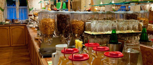 Bild enthält, Food, Meal, Cafeteria, Indoors, Restaurant, Interior Design, Jar, Alcohol, Beer, Beverage