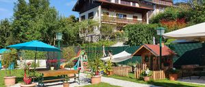 Bild enthält, Hotel, Resort, Grass, Plant, Outdoors, Bench, Villa, Play Area, Outdoor Play Area, Chair