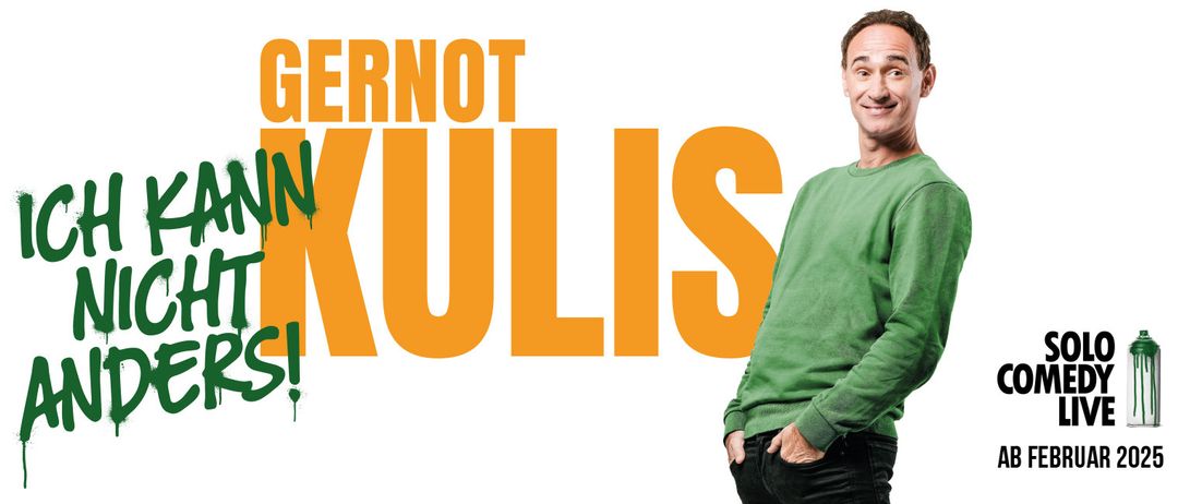 Ein Mann steht lächelnd, trägt ein grünes Hemd und schwarze Hose. Das Wort Kulis ist in großen orangefarbenen Buchstaben über ihm angezeigt.