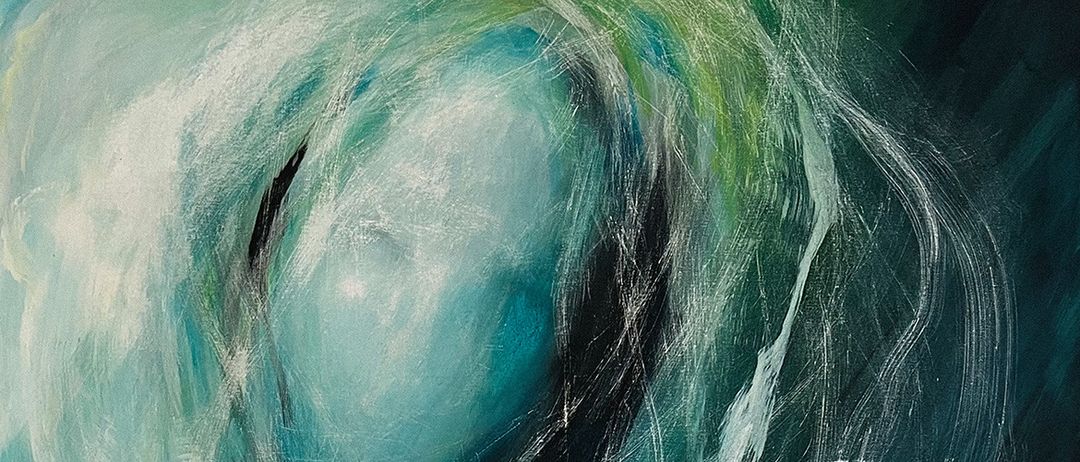 Ein abstraktes Gemälde mit wirbelnden Blau-, Grün- und Weißtönen. Die zentrale Figur ist blau mit fließenden, fast flüssigen Formen darum herum.