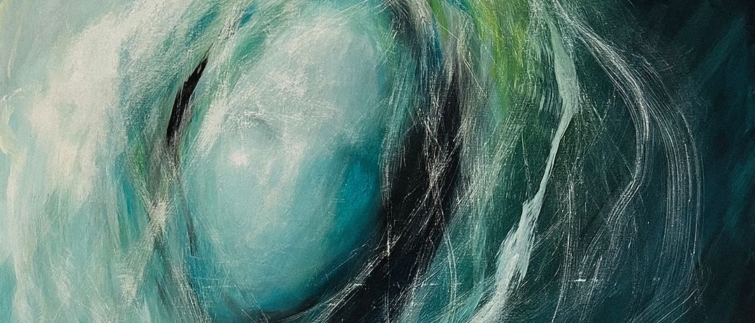 Ein abstraktes Gemälde mit wirbelnden Blau- und Grüntönen, die eine dynamische Bewegung suggerieren. Ein zentraler blauer Kreis kontrastiert mit den umliegenden fließenden Formen und evoziert ein Gefühl von Tiefe und Bewegung.