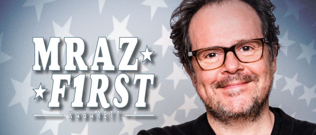 Ein Mann mit Bart und Brille steht lächelnd vor einem Hintergrund weißer Sterne. Über ihm steht der Text 'IRAZ FIRST KABARET'.