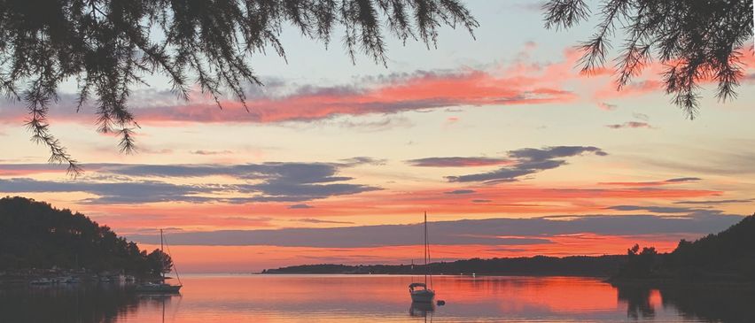 Bild enthält, Nature, Outdoors, Sky, Sunset, Scenery, Boat, Sailboat, Lake, Waterfront, Sunrise