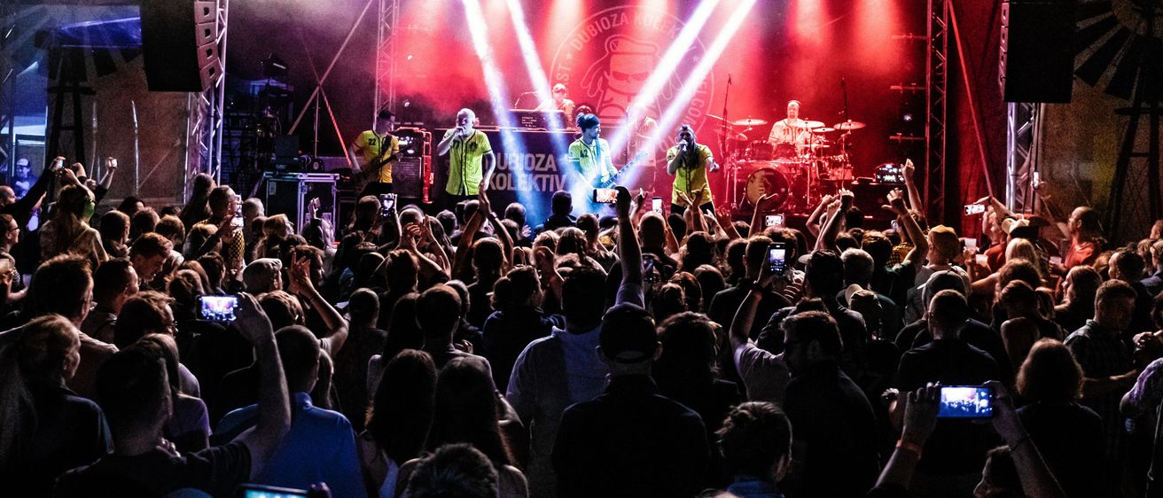 Bild enthält, Concert, Crowd, Person, Urban, Stage, Lighting, Rock Concert, Adult, Male, Man