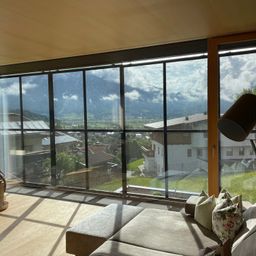 Bild enthält, Indoors, Interior Design, French Window, Window, Architecture, Building, Couch, Furniture, Living Room, Lamp