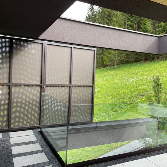 Bild enthält, Interior Design, Pool, Water, Swimming Pool, Backyard, Outdoors, Building, Grass, Garden, Floor