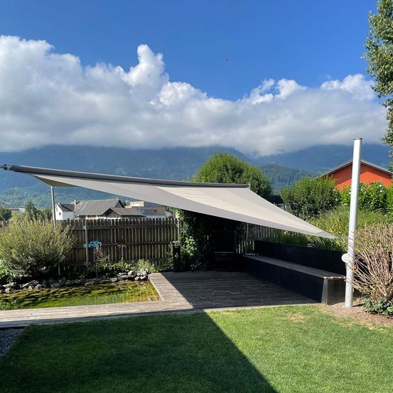 Bild enthält, Outdoors, Shelter, Grass, Interior Design, Housing, Nature, Yard, House, Bridge, Lawn