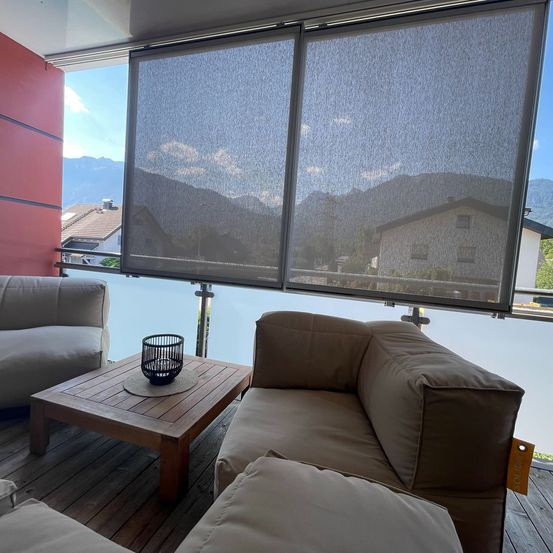 Bild enthält, Architecture, Balcony, Building, Indoors, Interior Design, Furniture, Couch, Table