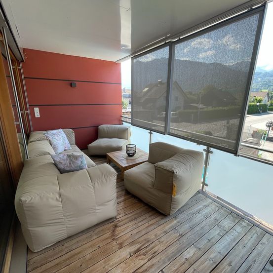 Bild enthält, Architecture, Balcony, Building, Indoors, Interior Design, Furniture, Couch, Floor, Living Room, Room