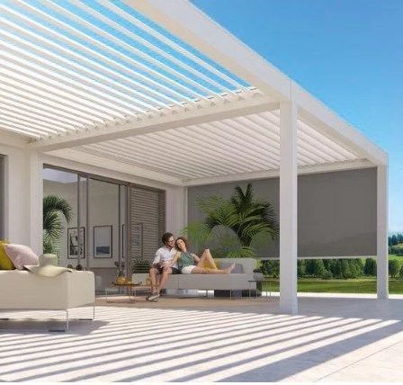 Bild enthält, House, Housing, Porch, Interior Design, Patio, Pergola, Person, Furniture, Couch, Bench