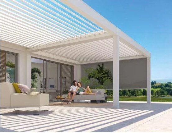 Bild enthält, House, Housing, Porch, Interior Design, Patio, Pergola, Person, Furniture, Couch, Bench