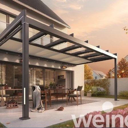 Bild enthält, Building, House, Housing, Porch, Patio, Pergola, Person, Canopy, Chair, Cat