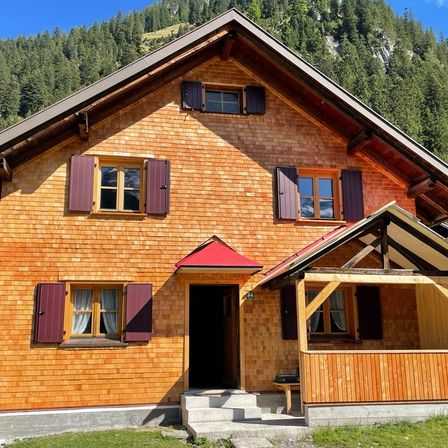 Bild enthält, Indoors, Interior Design, Wood, Architecture, Building, Cottage, House, Housing, Hardwood, Stained Wood
