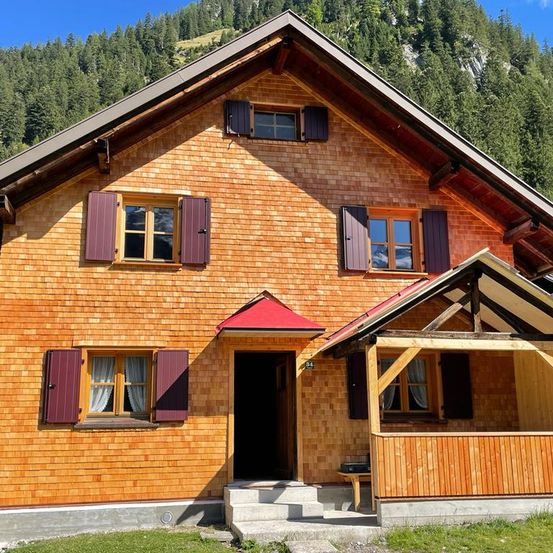 Bild enthält, Indoors, Interior Design, Wood, Architecture, Building, Cottage, House, Housing, Hardwood, Stained Wood