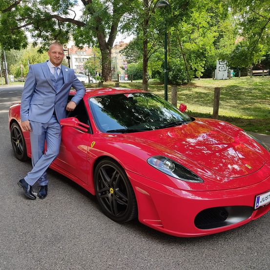 Bild enthält, Blazer, Formal Wear, Suit, Pants, Wheel, Alloy Wheel, Tire, Tree, Bumper, Coupe