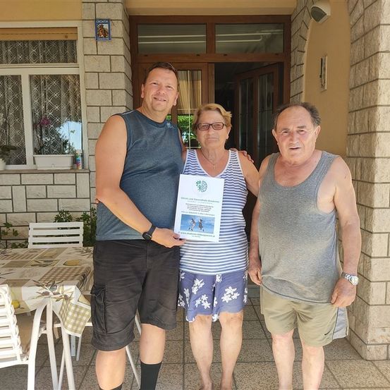 Bild enthält, Shorts, T-Shirt, Person, Photography, Portrait, Pants, City, Potted Plant, Adult, Man