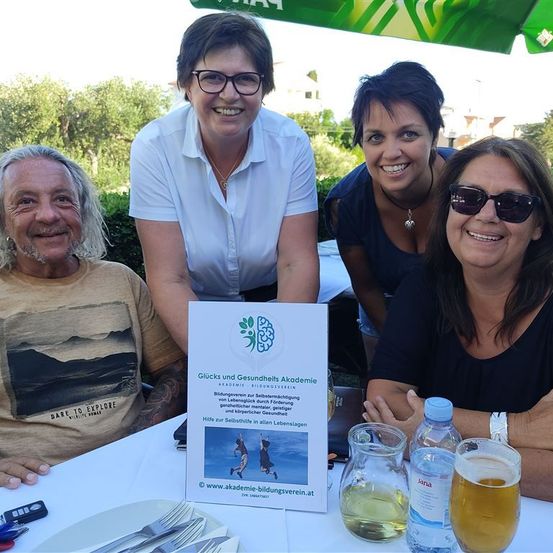 Bild enthält, Sunglasses, Person, Photography, Portrait, Glasses, Table, Glass, Beer, Adult, Woman