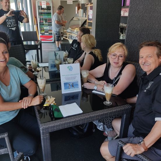 Bild enthält, Adult, Female, Person, Woman, Male, Man, Boy, Teen, Face, Indoors