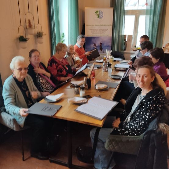 Bild enthält, Dining Room, Dining Table, Indoors, Table, Restaurant, Adult, Female, Person, Woman, People