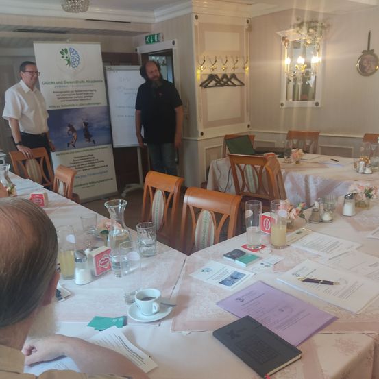 Bild enthält, Dining Table, Table, Dining Room, Indoors, Adult, Male, Man, Person, Linen, Plywood