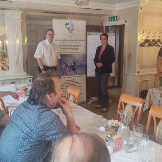 Bild enthält, Plywood, Wood, Restaurant, Dining Table, Food Court, Dining Room, Linen, Adult, Man, Person