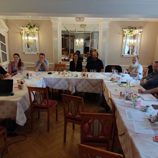 Bild enthält, Dining Table, Table, Dining Room, Restaurant, Floor, Flooring, Wood, Food Court, Linen, Person