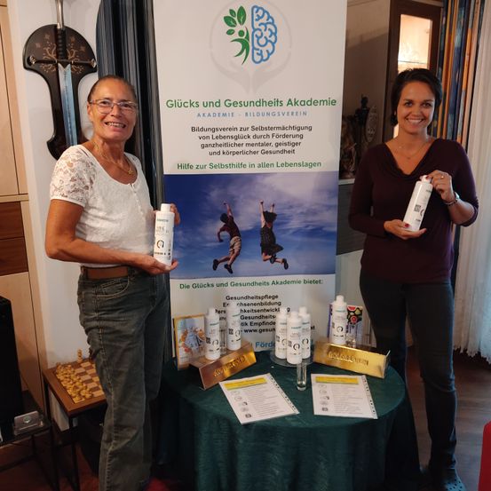 Bild enthält, Pants, Advertisement, Person, Adult, Female, Woman, Poster, Face, Portrait, Jeans