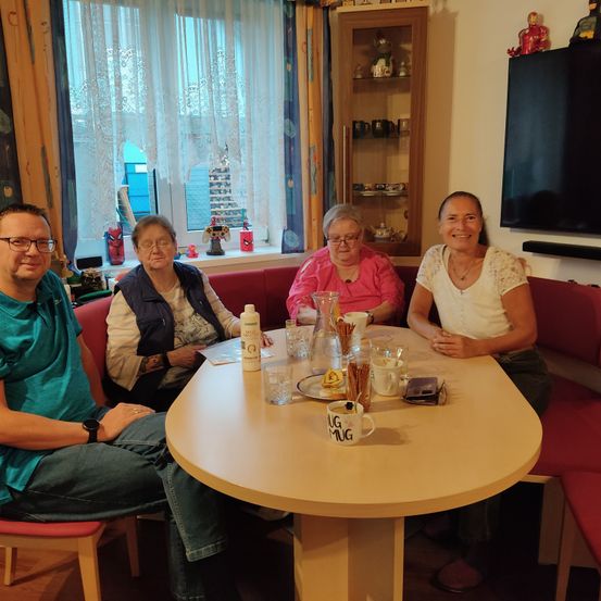 Bild enthält, Couch, Screen, Living Room, Computer Hardware, Monitor, Dining Table, Table, Dining Room, Wood, TV