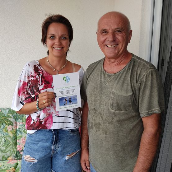 Bild enthält, Pants, Couch, T-Shirt, Person, Portrait, Jeans, Blouse, Adult, Male, Man